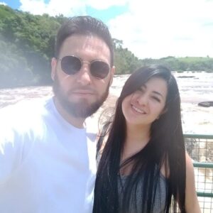 Em 2017, tivemos nosso primeiro contato com a Casa da Família durante o Retiro de Casais. Estávamos no início do casamento e enfrentamos diversas crises. Esse encontro foi fundamental para abrirmos os olhos espirituais e colocarmos em prática tudo o que foi ministrado.

Após essa experiência, participamos do curso Casados para Sempre, que nos aproximou ainda mais de Deus e fortaleceu nossa caminhada como casal e como pais.

A Casa da Família oferece cursos voltados tanto para homens quanto para mulheres. Em 2024, participei do curso Mulher Única e, em 2025, do Habitudes. Meu objetivo sempre foi crescer como pessoa e me aproximar de Deus. No entanto, os cursos oferecem muito mais do que esperamos, pois, por meio do agir de Deus na Casa da Família, áreas da nossa vida são reveladas, tratadas e transformadas.

Hoje, temos 11 anos de casados e somos gratos de servir como professores do curso Casados para Sempre. É maravilhoso poder ajudar outros casais, assim como fomos ajudados um dia.

Somos imensamente gratos a Deus e à Casa da Família por tudo o que vivemos até aqui.