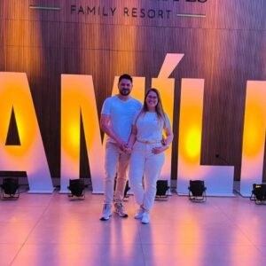 Eu Thiago fui convidado para fazer um churrasco de encerramento de um curso por um amigo, chegando no local combinado era a Casa da Família, fui muito bem recebido e enquanto preparava o jantar ouvia o Pastor João Thomas dando a aula e cada palavra tocava o meu coração, no final após servir o churrasco pedi para um amigo e para o Pastor João Thomas que eu gostaria muito de fazer esse curso "Homem Ao Máximo.”

Fiz a inscrição e fiz o curso, aos 40 anos de idade percebi que tudo que eu tinha vivido até ali precisava de uma transformação, como pai, marido e homem. Esse curso foi um divisor de águas na minha vida e na vida da minha família, após terminar o curso conversei com a minha esposa Débora para continuarmos essa caminhada de conhecimento e crescimento espiritual juntos, e nos inscrevemos no curso "Casados Para Sempre."

E foi uma benção em nosso lar, tanto que oficializamos nosso casamento no civil, pois ainda não éramos casados no papel.
Pretendemos continuarmos nesse projeto lindo da Casa da Família fazendo mais cursos e edificando nosso lar, nossos amigos e contribuindo com nossa comunidade sempre com bons exemplos e uma vida com Deus.
Somos gratos por Deus nos permitir conhecer a Casa de Família e gratos Pastor João Thomas e a sua esposa irmã Ivania, pelo esforço diário para manter esse lindo projeto de restaurar vidas e famílias para honra e glória do nosso Senhor Jesus Cristo.