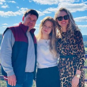 Vivemos tempos em que os valores têm sido constantemente desafiados, e mais do que 
nunca, precisamos estar firmes na Palavra de Deus.  
Por isso, é com grande alegria que queremos falar sobre a importância e os benefícios dos 
cursos que a casa da família proporciona. 
O curso “Casados para Sempre” é um convite para um reencontro com o propósito de 
Deus.  
Ele nos conduz a compreender quem somos em Cristo, a viver de forma íntegra, 
restaurando nossa identidade e fortalecendo nosso relacionamento com Deus e com o 
nosso cônjuge. 
Através dos ensinamentos, aprendemos a lidar com feridas emocionais, perdão, e a 
vencer limitações que nos impede de ter um casamento firmado em Deus. 
Já o curso “Educando Filhos à Maneira de Deus” é uma oportunidade preciosa para pais e 
cuidadores que desejam criar seus filhos sob os princípios do Reino. 
Ele nos ensina que educar vai muito além de instruir — é formar caráter, semear amor e 
conduzir os filhos no caminho que o Senhor preparou para eles. Com base nas Escrituras, 
aprendemos práticas que fortalecem o vínculo familiar e apontam para um futuro 
abençoado. 
Participar desses cursos que a casa da família fornece é investir em si mesmo e na 
família, é permitir que o Espírito Santo transforme o lar em um ambiente de fé, graça e 
comunhão.