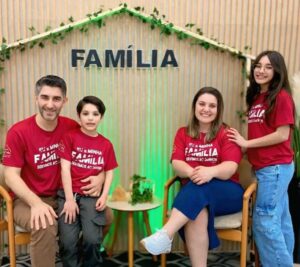 *A restauração de Deus em nosso casamento e família*

Nosso casamento estava completamente destruído. Erros meus e do meu marido haviam ferido profundamente nossa relação. Nossa família estava abalada, nossas finanças em ruínas, e até nosso ministério estava sem vida. Embora ainda frequentássemos a igreja, nosso coração estava distante do Senhor.

Foi então que, por meio de uma professora da *Casa da Família*, recebemos um convite para participar do curso Casados para Sempre. No início, meu marido não estava muito disposto, mas aceitou ir, e essa decisão mudou tudo.

A partir da terceira aula, começamos a perceber algo diferente. O Espírito Santo começou a agir poderosamente em nossos corações. Escamas caíram dos nossos olhos e passamos a enxergar o quanto precisávamos mudar. Deus usou os ensinamentos do curso e o apoio amoroso dos professores da *Casa da Família* para nos transformar.

A restauração foi acontecendo passo a passo. Nosso casamento foi curado, nossa família foi restaurada, nossas finanças foram reorganizadas e, o mais importante, nosso relacionamento com Deus foi renovado. O Senhor também restaurou o nosso ministério, nos devolvendo a alegria de servir e a vontade de viver o propósito dEle.

Depois dessa experiência, continuamos participando de outros cursos da Casa da Família, como Homem ao Máximo, Mulher Única e Educação de Filhos à Maneira de Deus, Hanitudes Módulo 1. Cada um deles fortaleceu ainda mais nossa caminhada com Cristo.

Hoje, com o coração cheio de gratidão, podemos dizer que Deus nos levantou para ajudar outras famílias. Assim como fomos alcançados, agora também alcançamos outros casais e lares. Somos frutos da graça de Deus e do trabalho precioso da Casa da Família, que tem sido um canal de restauração para tantas vidas.